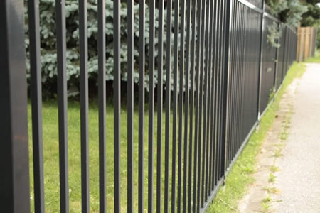 Vinyl vs. Aluminum vs. Wood: Which Fence Material Fits Gulf Breeze Weather Best?
